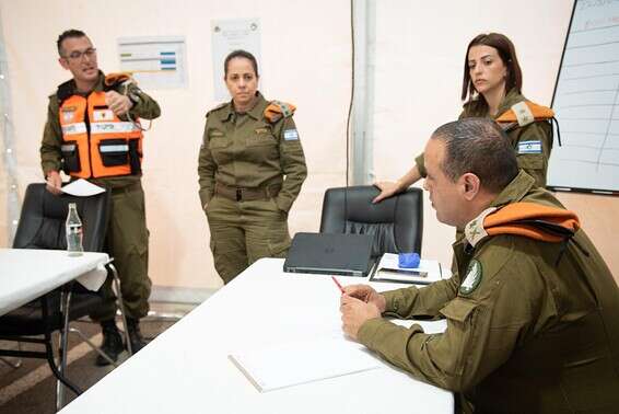 בן דוד (משמאל) עם מפקד פיקוד העורף // צילום: דובר צה"ל